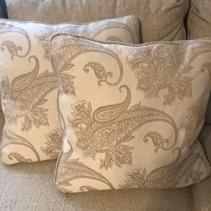 2 sofa pillows